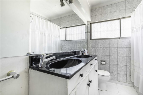 Casa En Venta, 2 Pisos 3 Dorm. En L. Condes Metro Manquehue