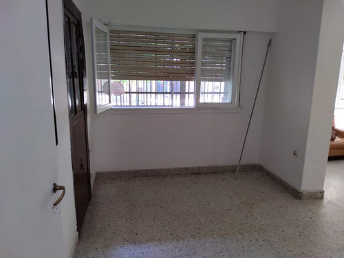 Casa Con 2 Dormitorios, Garage Cubierto Y Fondo Libre. Banfield Este.-