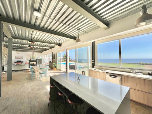 Sólida Casa En Venta Con Preciosas Vistas Al Mar, Zapallar