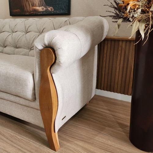 Sofá 3 Lug 2,4 Living Chesterfield Linho Bege Madeira Adhara Desenho Do Tecido Liso