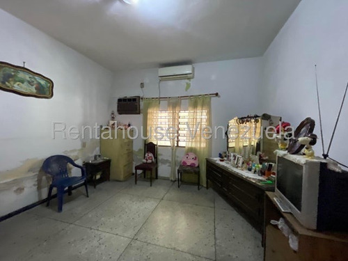 Casa Amplia Para Remodelar Potencial Para Negocio Ubicada Estrategicamente En Avenida Con Alto Tráfico Vehicular. Rah 25-16456