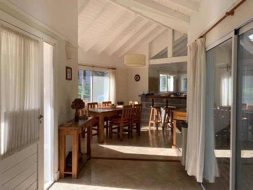 Hermosa Casa Con 4 Dormitorios , 3 Baños Y 1 En Suite