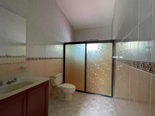 Casa De Dos Niveles En Venta En El Fracc. Virginia En Boca Del Río, Veracruzubicada En Uno De Los Fraccionamientos De Mayor Plusvalía En El Puerto De Veracruz, A 50m De La Ave. Juan Pablo Ii