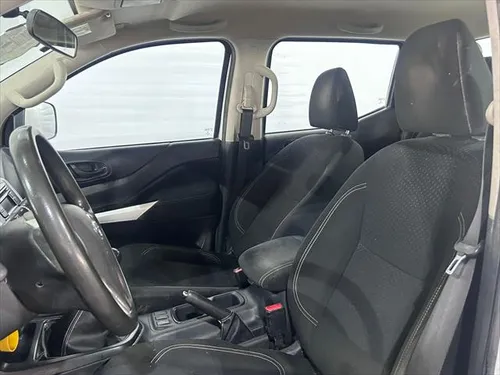 Nissan NP300 2.4 Doble Cabina Se Aa Pack Seg Mt