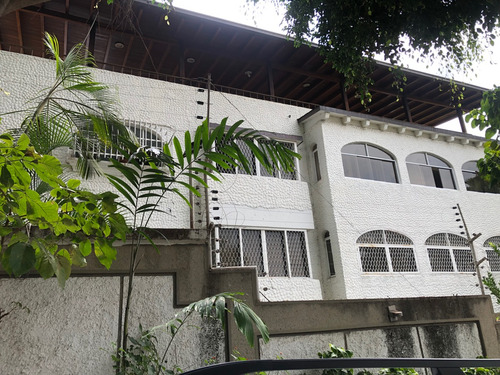 Estupendo Edificio De 3 Plantas Con 3 Apartamentos. Ideal Para Un Grupo Familiar