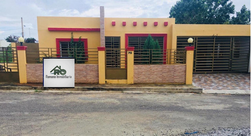 Casa Ubicada En El Residencial Romana Del Oeste, La Romana