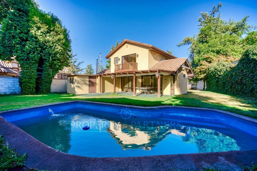 Casa Estilo Colonial En Barrio Consolidado