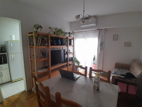 Departamento En Venta De Dos Ambientes Con Dos Patios - Flores