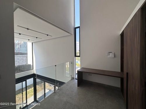 Imagen 8 de 18 de Casa A Estrenar En La Vista Con 4 Recamaras Y Roof Garden Equipado Con Baño Y Salón. Cuarto De Servicio Rcs