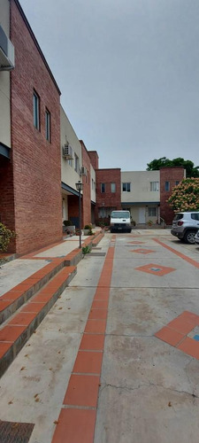 Imagen 2 de 11 de Duplex En Complejo Pequeño En Bella Vista