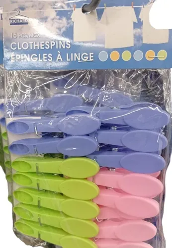 Pinzas para la ropa coloridas en cuerda para tender la ropa en fondo de  madera de la pared