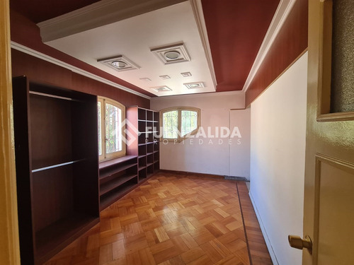 Casa En Venta De 5 Dorm. En Ñuñoa