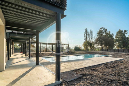 Casa En Venta De 6 Dorm. En Colina