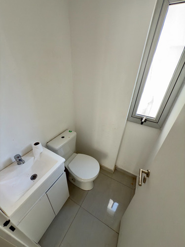 Local En Alquiler, Frente, Vidriado, Patio, Baño, 2 Plantas