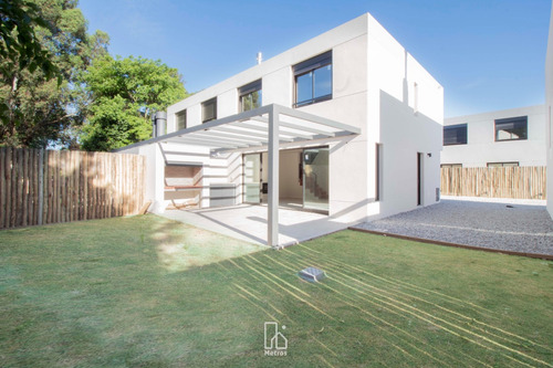 Venta Casa Barra Carrasco 3 Dormitorios - A Estrenar- Jardín Parrillero - 2 Garajes