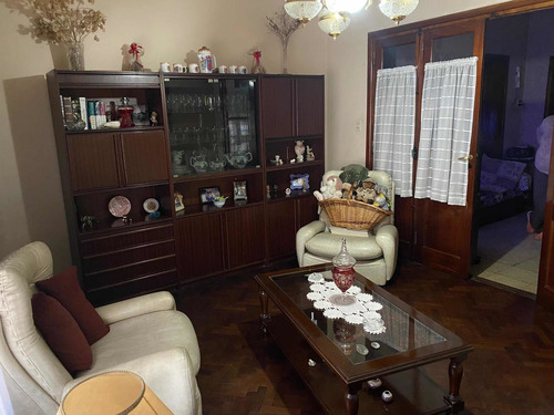 Casa En Banfield Oeste, Excelente Ubicación.