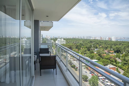 Hermoso Apartamento En Venta En Torre Bellagio, Punta Del Este.