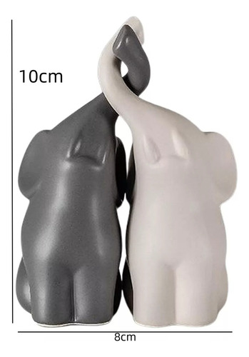 Hermosa Pareja Y Un Par De Elefantes Decoran La Habitación
