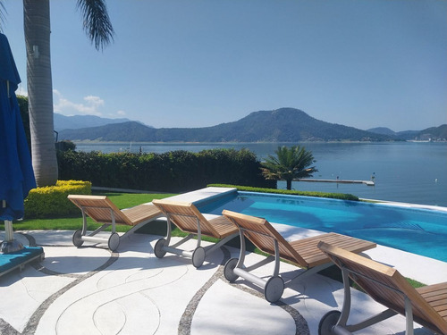 Casa En Venta En Valle De Bravo En Fracc. La Peña