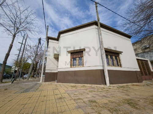 Imagen 1 de 16 de Casa En Venta De 2 Dormitorios Cochera Y Patio En La Plata