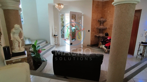 Casa En Venta En Lomas De Cocoyoc Con Acabados De Lujo, Alberca Y Jardín Apta A Créditos