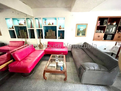 Amplia Y Cómoda Casa En Venta Al Oeste De La Ciudad, Posee Gran Distribución Interna Para El Disfrute De Tu Familia