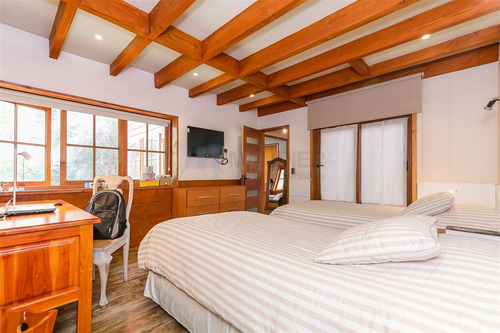 Casa En Venta De 7 Dorm. En Providencia
