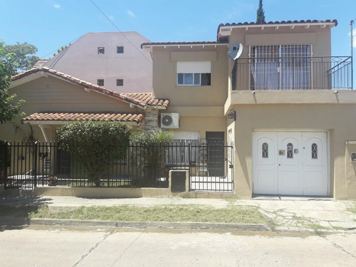 En Venta En Ciudad Jardin Chalet De 5 Ambientes 2 Baños Sobre Lote De 200m2, 200m2 Cubiertos; Garage Pileta F: 8771