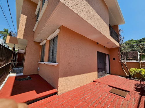 Casa Con Inigualable Ubicación Al Norte De La Ciudad, En Col. La Pradera, Cuernavaca Morelos.