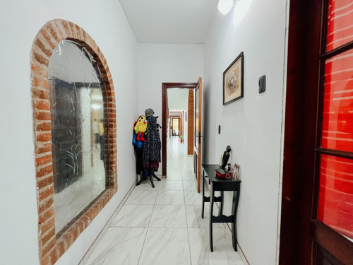 Imagen 3 de 16 de Espectacular Casa En Venta En Banfield Oeste Con 6 Amb, Parque Y Piscina