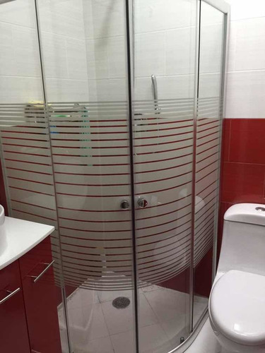 Imagen 2 de 7 de Cancel De Baño Ovalada 90x90 Con Franjas Biseladas
