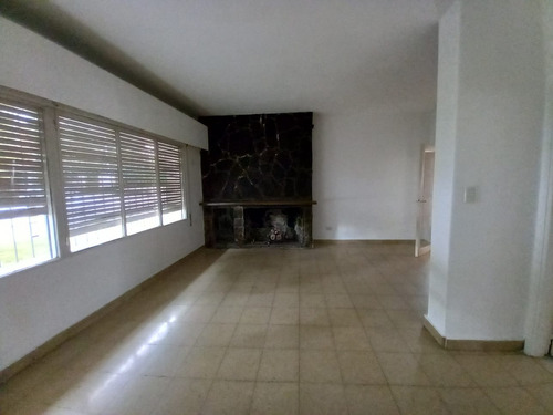 Casa En Alquiler De 3 Dorm En Quintas De Santa Ana