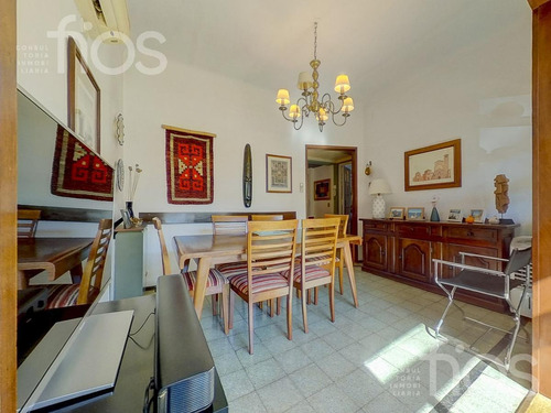 Venta Casa 6 Dormitorios Cochera Jardín Dos Plantas En Barrio Roque Saenz Peña