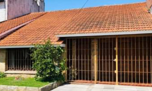 Imagen 2 de 14 de Venta Hermosa Chalet 4 Ambientes Con Cochera Y Parque,p.luro