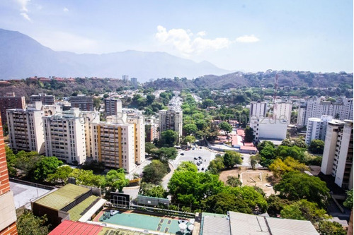 Se Vende Excelente Y Amplio Apartamento Ubicado En Edificio Muy Bien Mantenido En Santa Paula. 23-2432jl