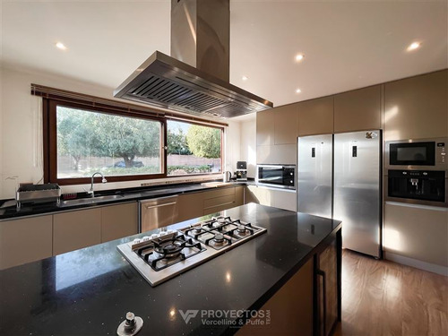 Casa En Venta De 5 Dorm. En Colina
