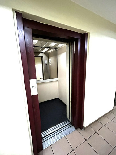 Oficina De Tres Ambientes En Edificio Ohiggins