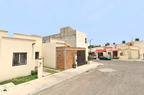 Casa En Venta En Lomas Del Mirador Iv, Corregidora, Querétaro En Calle De 2da Cerrada Mirador De Bernal # 104. Cd*