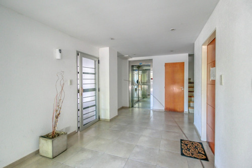 Departamento Un Dormitorio Con Cochera,oportunidad