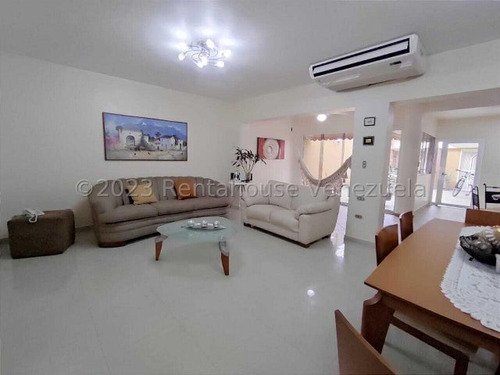 Casa En Venta Urbanizacion La Soledad Maracay Remodelada Pisos De Marmol Buena Ubicacion Zona Norte Kg:23-30429
