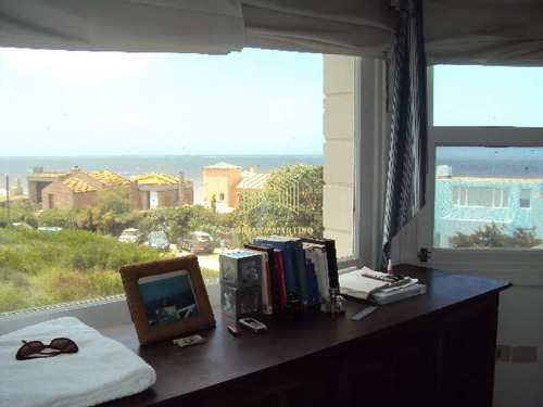 Hermosa Casa Con Vista Al Mar, En Punta Piedras 4 Dormitorios Y Dependencia ,con Piscina Y Parrillero