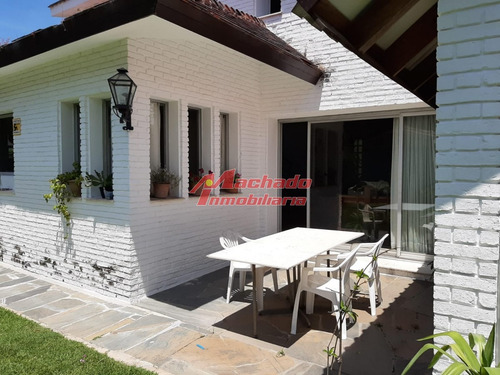 Chalet Tres Dormitorios , Dos Baños , Dormitorio Y Baño De Servicio- Ref: 5585