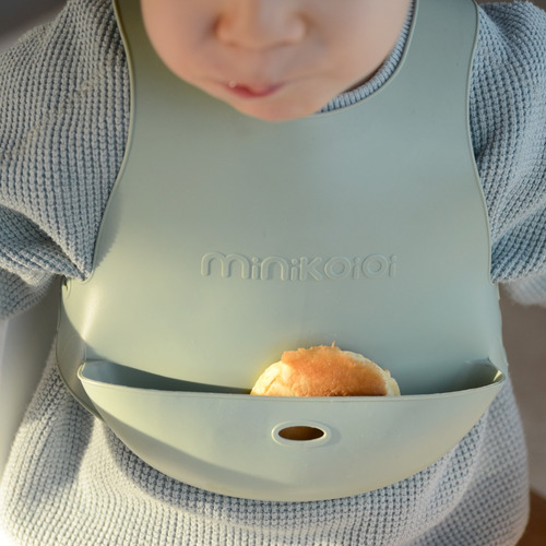 Imagen 2 de 3 de Babero Silicona Bolsillo Contenedor Minikoioi Flexi Bib Color River Green