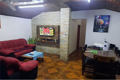 Vendo Casa En Obligado Centro, A Pasos De La Municipalidad: 3 Habitaciones Y 1 Baño.