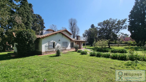 Hermosa Casa En Venta Sobre La Calle J.r Jimenez, En El Barrio Los Jazmines. Del Viso, Pilar