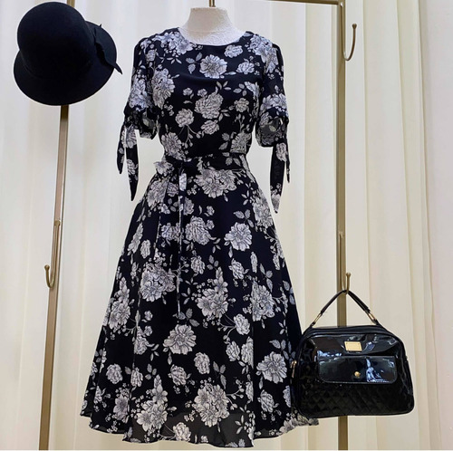 Imagem 1 de 9 de Vestido Midi Rodado Com Manga Preto Floral Branco