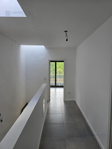 Townhouse En Venta De 3 Ambientes Con Galeria Y Jardin Privado En Oliden Joven