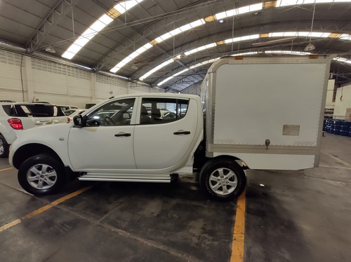 Imagen 3 de 14 de Mitsubishi L200 2015 2.4 Cabina Doble 4x2 Mt