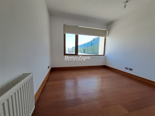 Casa En Arriendo De 4 Dorm. En Lo Barnechea