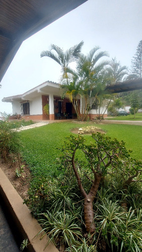 Casa De Un Nivel 4 Hab 4 Baños 20 Puestos Un Anexo